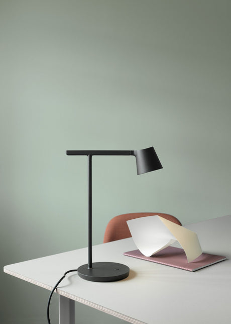 Tip Tischlampe von Muuto - Schwarz - Jacobsen Plus