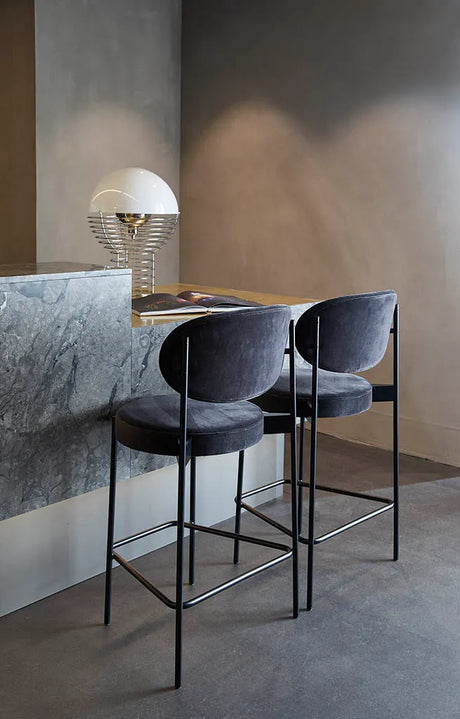 Serie 430 Barhocker, Schwarz von Verner Panton - Höhe: 65 cm / Stofgruppe 1 - Jacobsen Plus