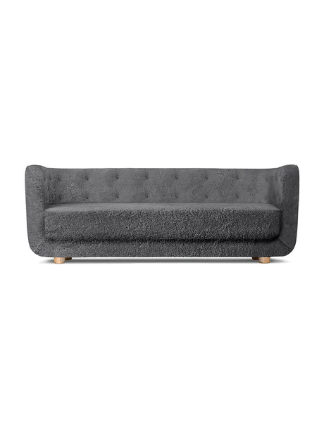 Vilhelm Sofa fra Audo Copenhagen - Fåreskind / Antrachite / Eg - Jacobsen Plus