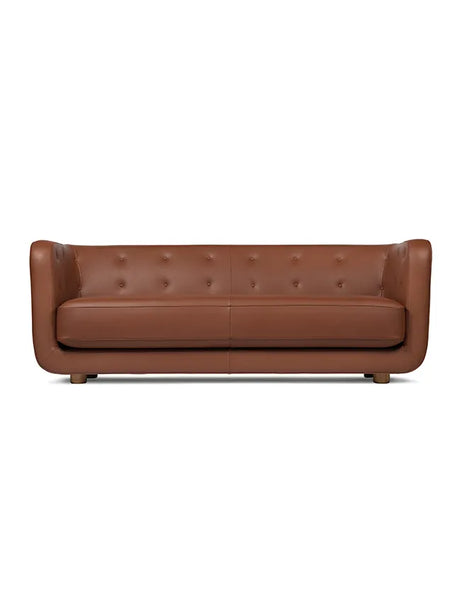 Vilhelm Sofa fra Audo Copenhagen - Læder / Nevada Cognac 2488 / Eg - Jacobsen Plus