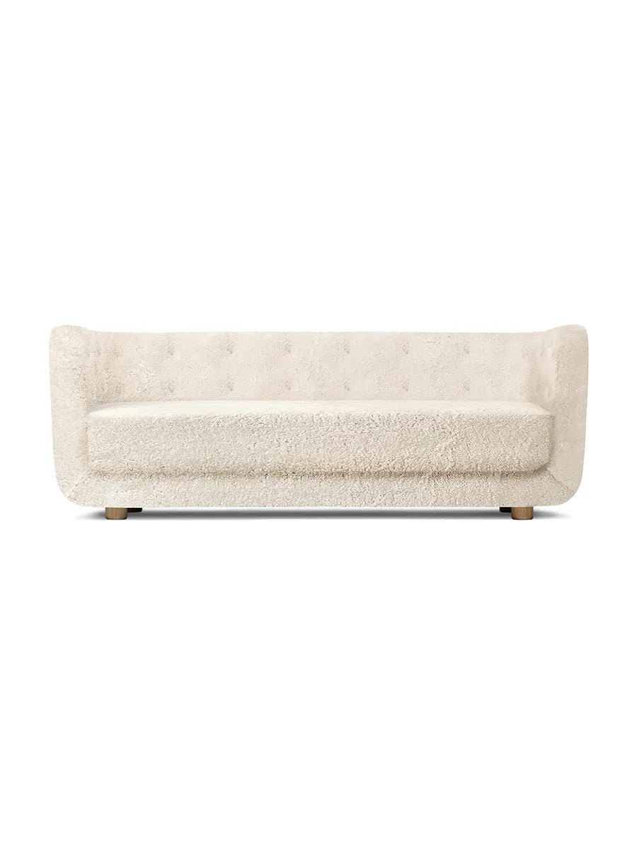 Vilhelm Sofa fra Audo Copenhagen - Fåreskind / Moonlight / Røget eg - Jacobsen Plus