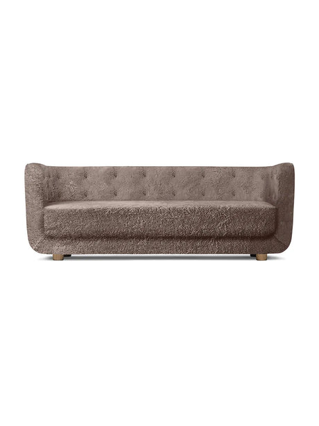 Vilhelm Sofa fra Audo Copenhagen - Fåreskind / Sahara / Røget eg - Jacobsen Plus