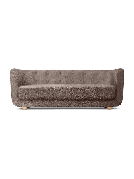 Vilhelm Sofa fra Audo Copenhagen - Fåreskind / Sahara / Eg - Jacobsen Plus