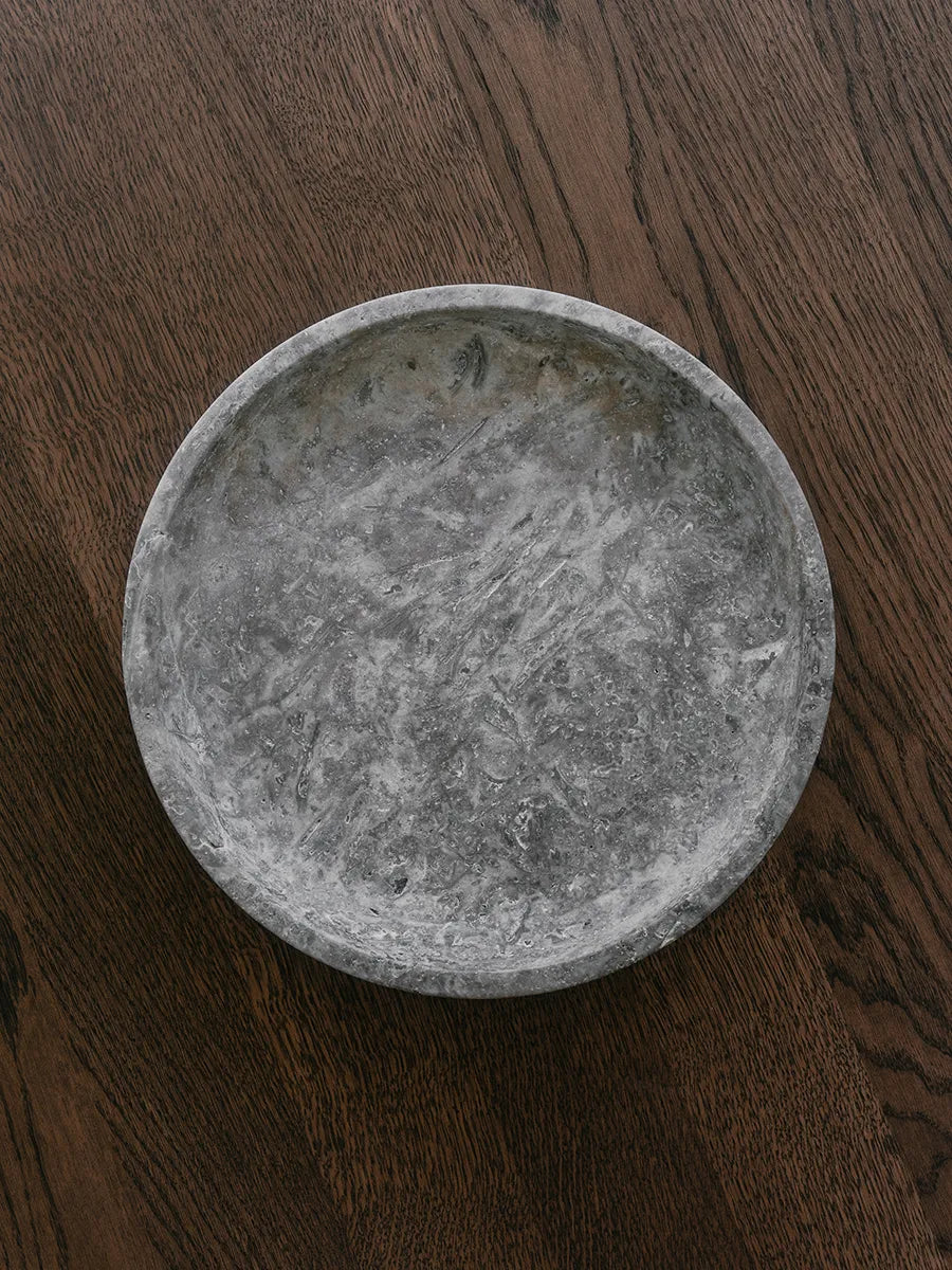 Hyben Fad, Silber Travertin von Wabi Sabi Nordic - 2 - Jacobsen Plus