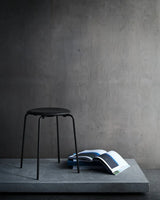 Dot Hocker, Schwarz von Arne Jacobsen - 2 - Jacobsen Plus