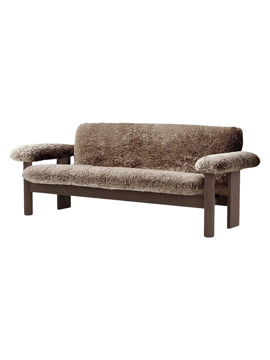 Brasilia Sofa, Sheepskin fra Audo Copenhagen - Sahara - Dark Stained Oak - Jacobsen Plus