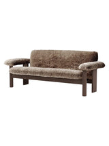 Brasilia Sofa, Sheepskin fra Audo Copenhagen - Sahara - Dark Stained Oak - Jacobsen Plus