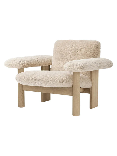 Brasilia Lounge Chair, niedrige Rückenlehne, Schaffell von Audo Copenhagen - Moonlight - Eiche - Jacobsen Plus