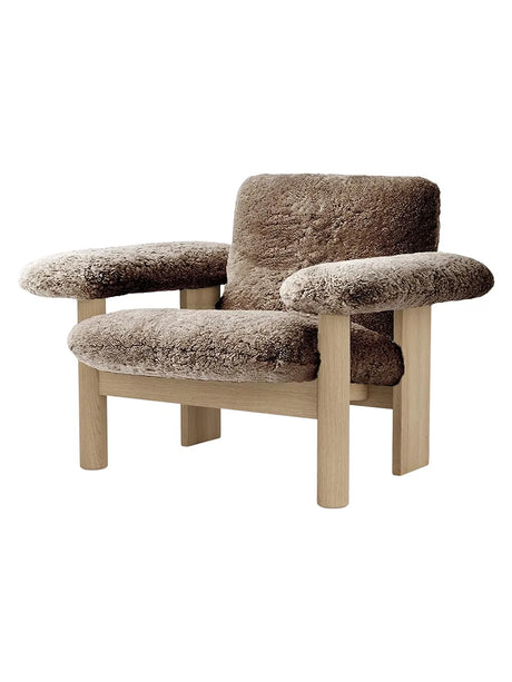 Brasilia Lounge Chair, niedrige Rückenlehne, Schaffell von Audo Copenhagen - Sahara - Eiche - Jacobsen Plus
