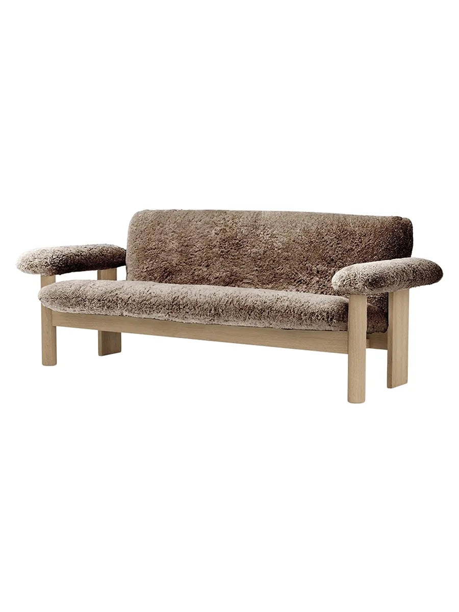Brasilia Sofa, Sheepskin fra Audo Copenhagen - Sahara - Oak - Jacobsen Plus