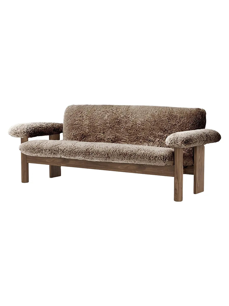 Brasilia Sofa, Sheepskin fra Audo Copenhagen - Sahara - Walnut - Jacobsen Plus