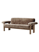 Brasilia Sofa, Sheepskin fra Audo Copenhagen - Sahara - Walnut - Jacobsen Plus