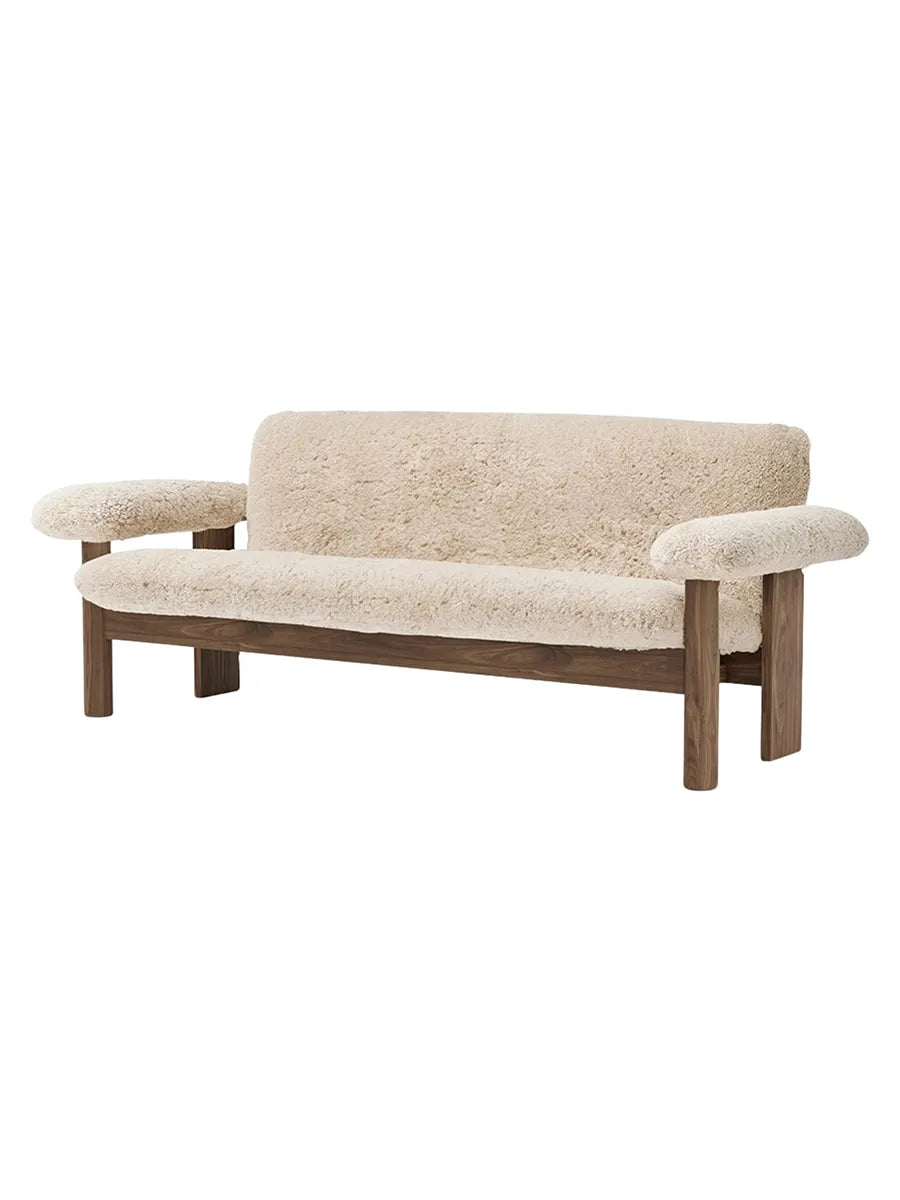 Brasilia Sofa, Sheepskin fra Audo Copenhagen - Moonlight - Walnut - Jacobsen Plus