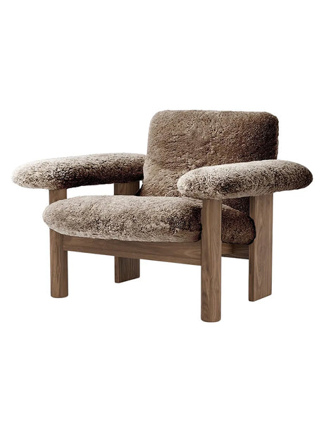 Brasilia Lounge Chair, niedrige Rückenlehne, Schaffell von Audo Copenhagen - Sahara - Walnut - Jacobsen Plus