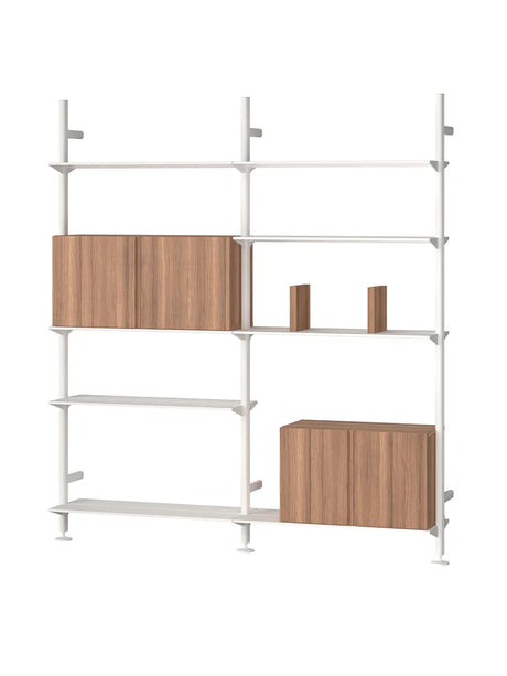 Pira G2 Floor-to-Wall Shelving Bundle D von String - Weiß - Walnuss - Jacobsen Plus