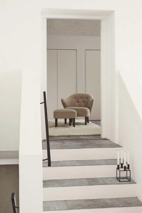 Ingeborg Sessel mit Fußhocker, Boucle von Audo Copenhagen - 3 - Jacobsen Plus