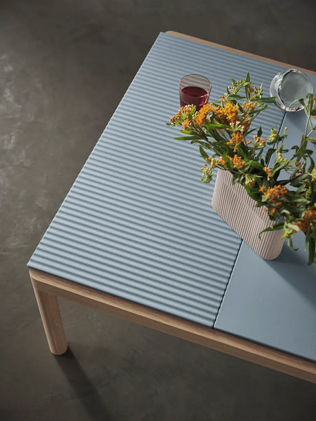 Couple Couchtisch, 80 x 84 cm von Muuto - Pale Blue - dunkel geölte Eiche / Plain - Jacobsen Plus