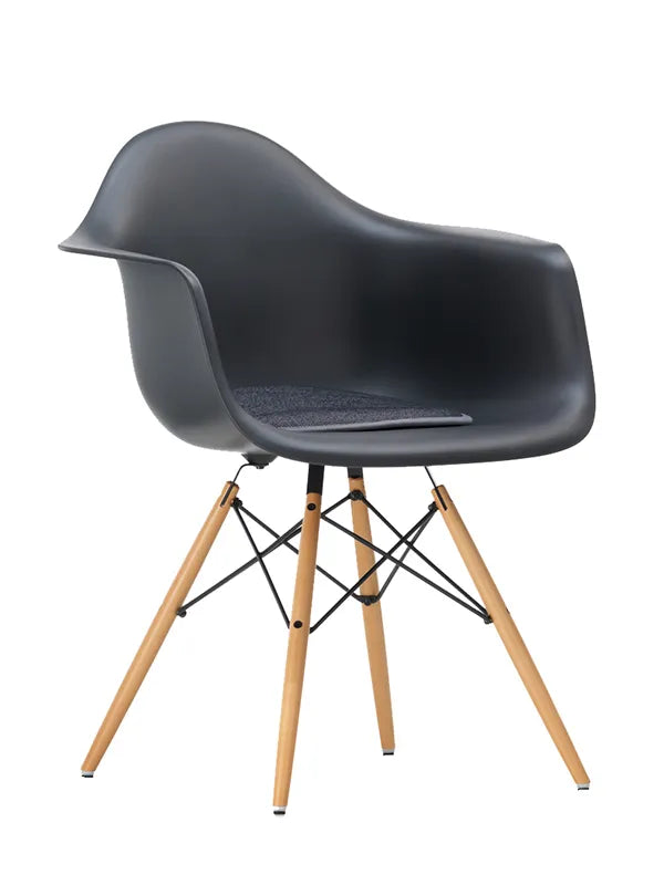 Eames Plastic Armchair DAW, ahorntræ fra Vitra