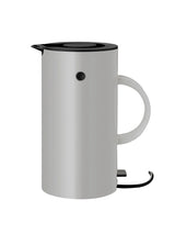 EM77 Wasserkocher, 1,5 l von Stelton - Hellgrau - Jacobsen Plus