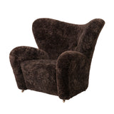 The Tired Man Lehnstuhl fra Audo Copenhagen - Dark Stained Oak - Sheepskin Espresso - Jacobsen Plus