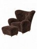 Audo Copenhagen - The Tired Man Sessel inklusive Hocker, Schaffell in Espresso und Beine aus Eiche