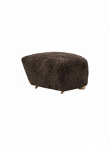 The Tired Man Fußhocker von Audo Copenhagen - Natural Oak - Sheepskin Espresso - Jacobsen Plus