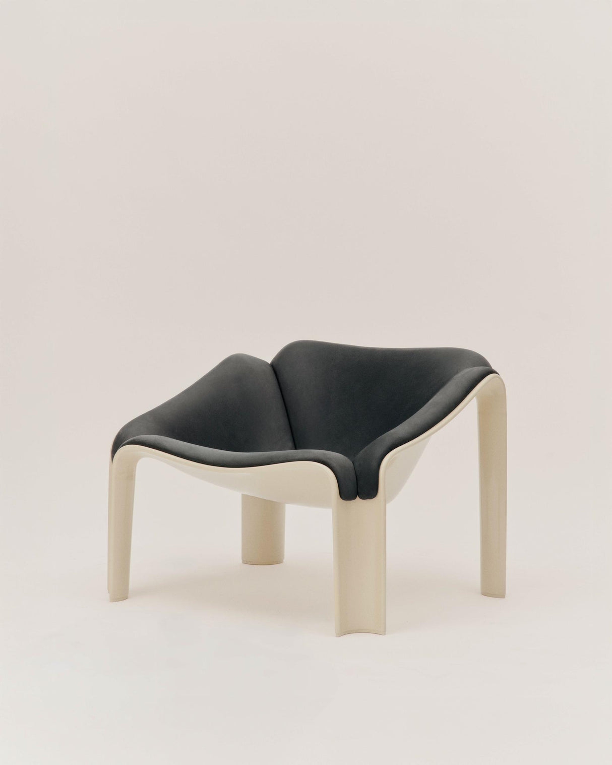 F300 Lounge Chair von GUBI - 8 - Jacobsen Plus