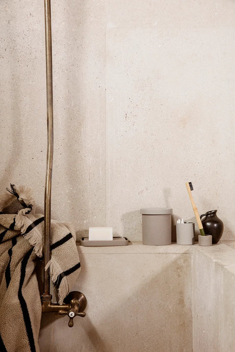 Alee Bath Towel, sand/schwarz von Ferm Living - 3 - Jacobsen Plus
