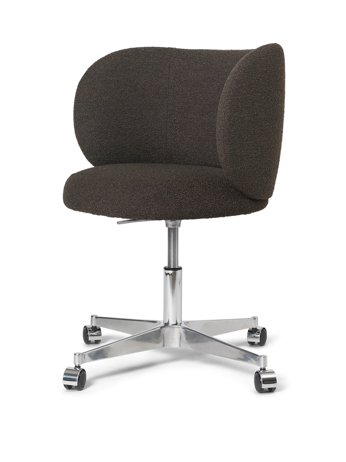 Rico Esszimmerstuhl mit Rollen von Ferm Living