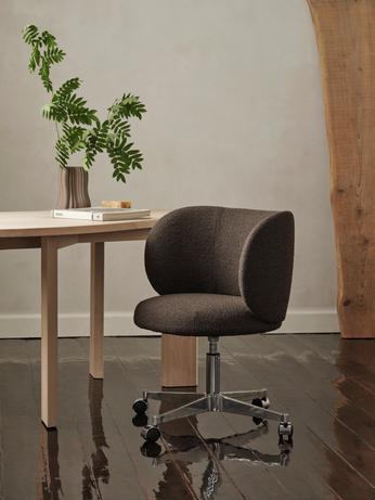 Rico Esszimmerstuhl mit Rollen von Ferm Living - 1 - Jacobsen Plus