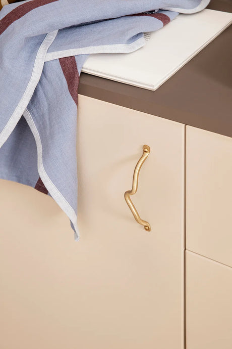 Curvature Griff von Ferm Living - Messing - Jacobsen Plus