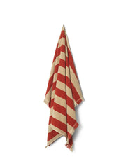 Alee Beach Towel, light camel/rot von Ferm Living