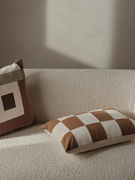 Fold Patchwork Kissen von Ferm Living - Kaffee - Jacobsen Plus