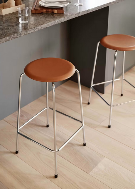 Dot Barhocker m. 4 ben, Walnuss Leder af Arne Jacobsen - 2 - Jacobsen Plus