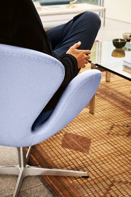3320 Svanen Lounge-Sessel, Gestell aus gebürstetem Aluminium von Arne Jacobsen - Aura Leder - Black Brown - Jacobsen Plus