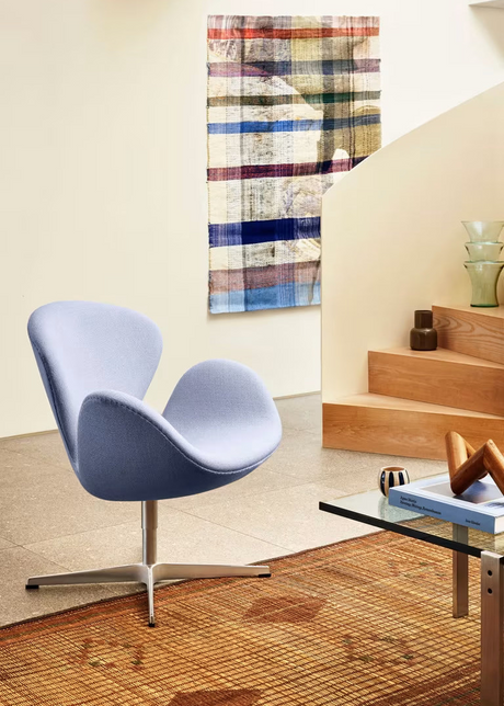 3320 Svanen Lounge-Sessel, Gestell aus gebürstetem Aluminium von Arne Jacobsen - Aura Leder - Black Brown - Jacobsen Plus
