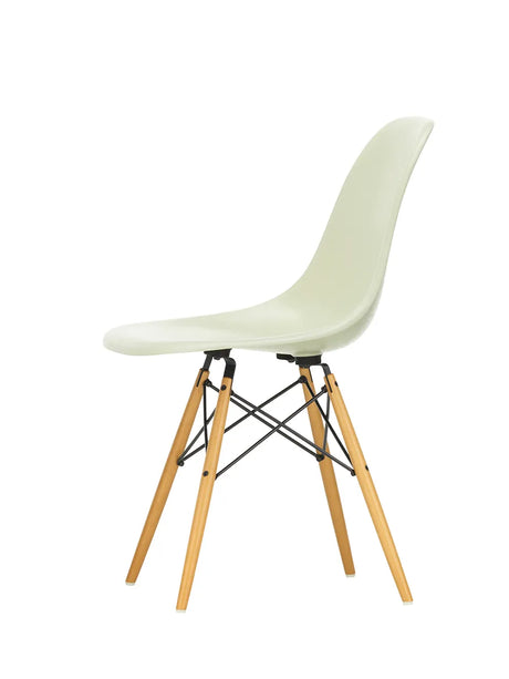 Eames Fiberglass Chair DSW, helles Ahorn von Vitra - 1 - Jacobsen Plus