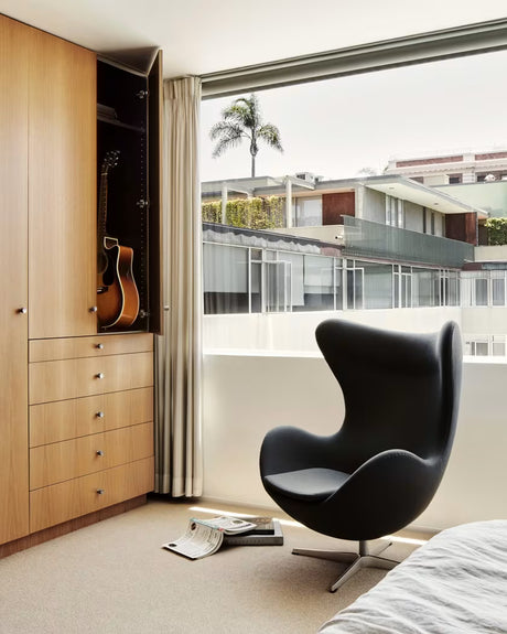 3316 Egg™ Lounge-Sessel, Gestell in gebürstetem Aluminium von Arne Jacobsen - Aura Leder - Black Brown - Jacobsen Plus