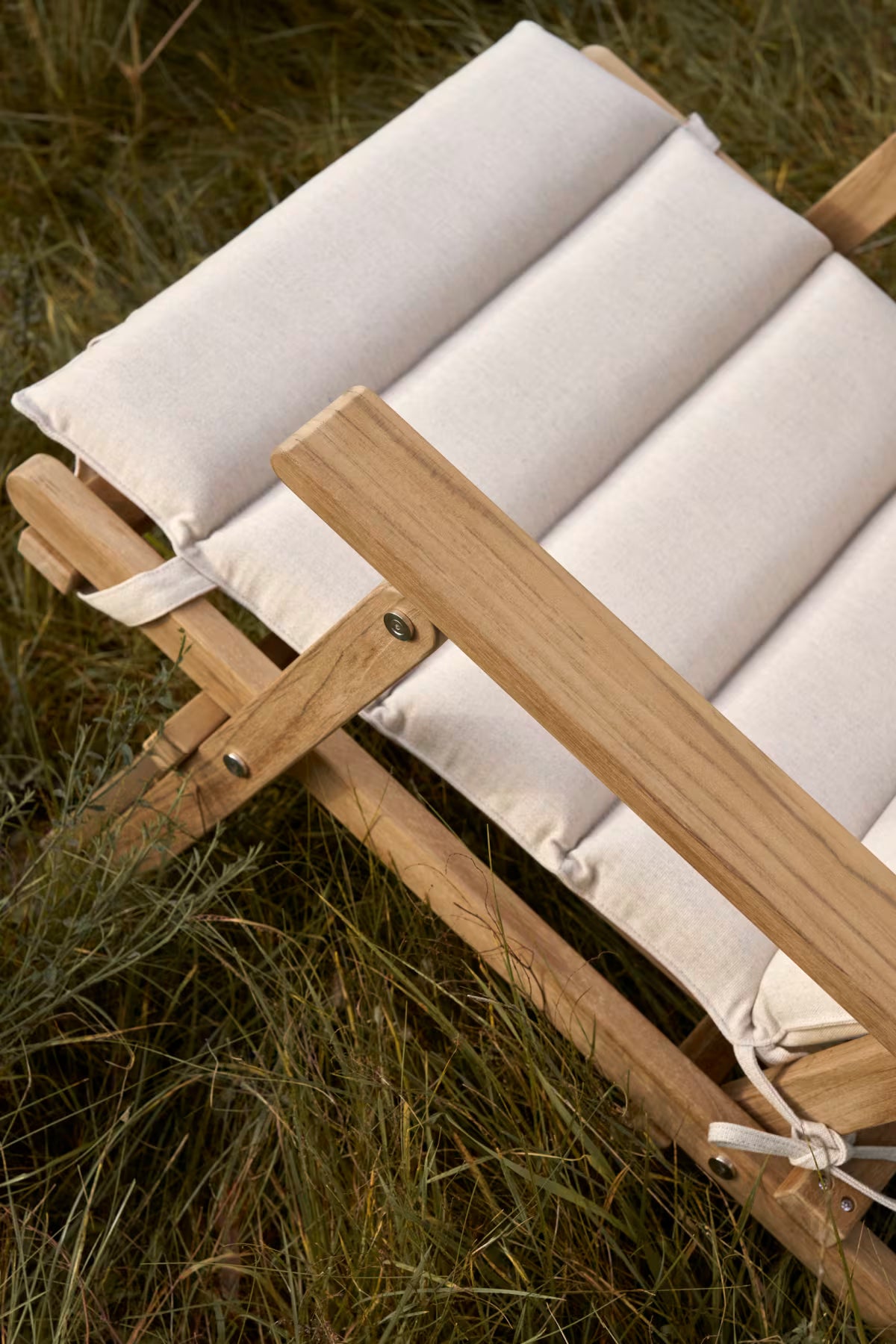 Outdoor-Lounge-Set aus Teak mit 1 BM5868 Beistelltisch und 2 BM5568 Deckstühlen inkl. Kissen von Carl Hansen & Søn - 4 - Jacobsen Plus