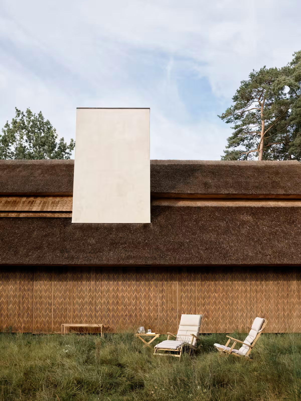 Outdoor-Lounge-Set aus Teak mit 1 BM5868 Beistelltisch und 2 BM5568 Deckstühlen inkl. Kissen von Carl Hansen & Søn