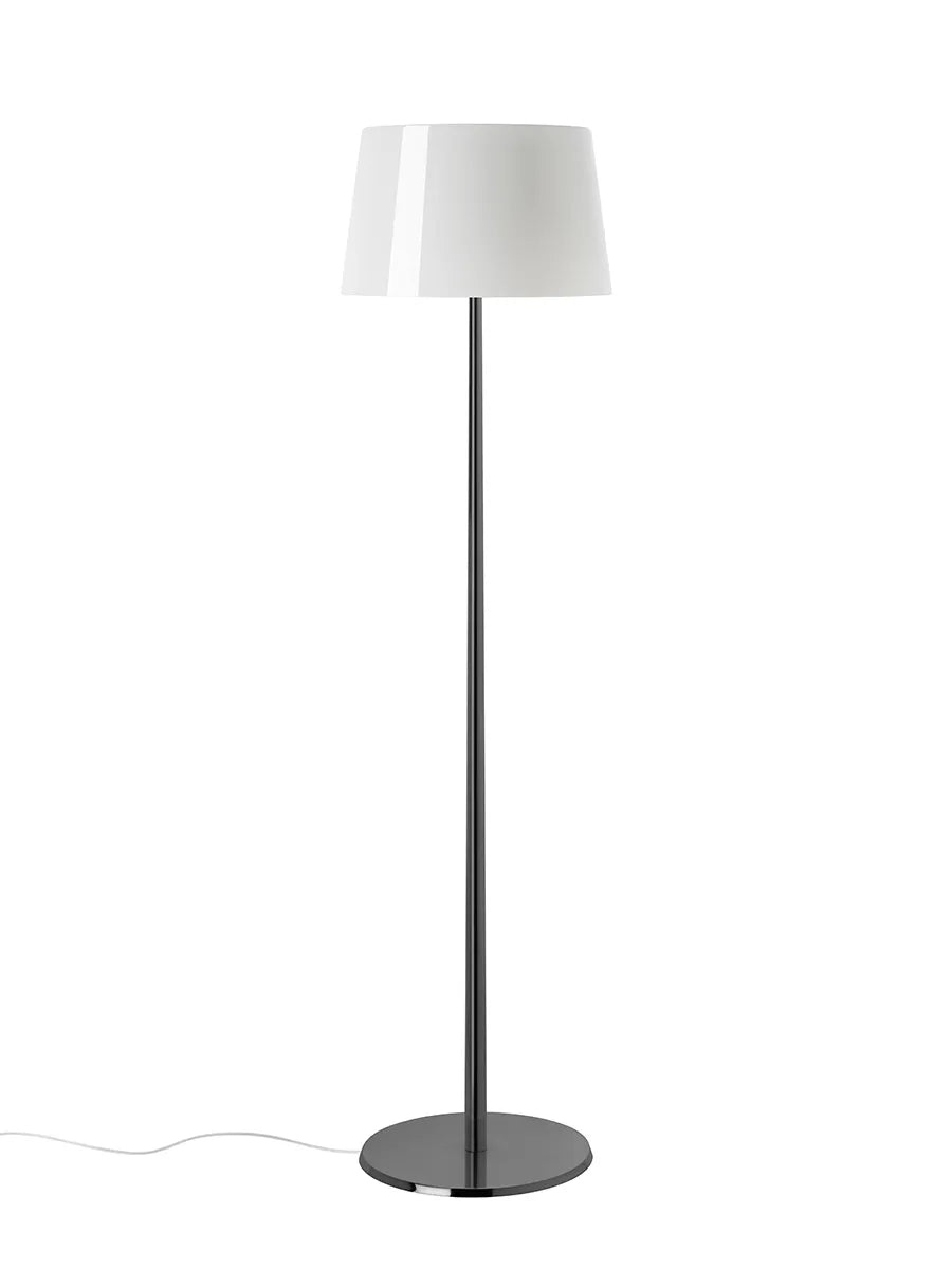 Lumiere XXL Gulvlampe fra Foscarini - Sort krom stel / Hvid - Jacobsen Plus