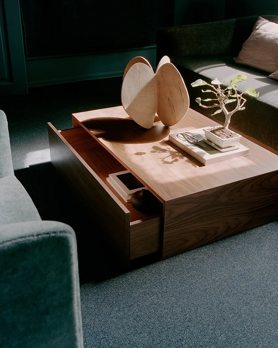 Mass Couchtisch, hoch m. Schublade von New Works