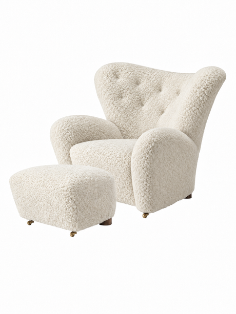 Audo Copenhagen - The Tired Man inkl. Hocker, Schaffell Off-White und Beine aus dunkel gebeizter Eiche - 1 - Jacobsen Plus