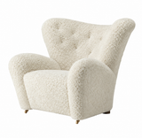 The Tired Man Lehnstuhl fra Audo Copenhagen - Dark Stained Oak - Sheepskin Off-white - Jacobsen Plus