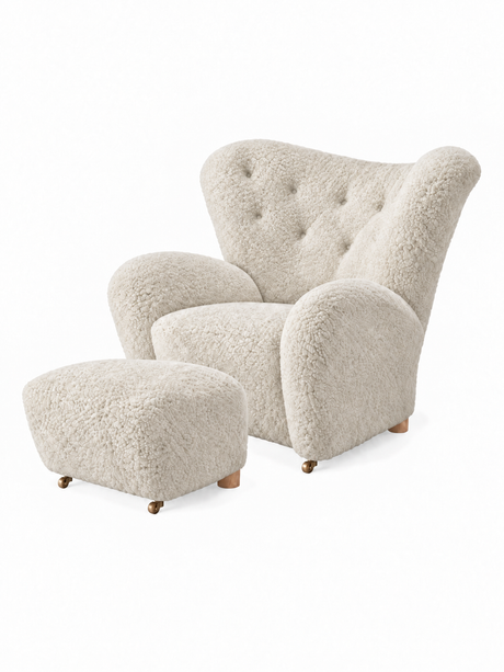 Audo Copenhagen - The Tired Man inkl. Hocker, Schaffell Off-white und Beine aus Eiche - 1 - Jacobsen Plus