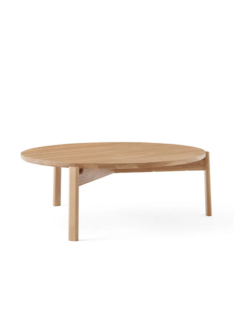 Passage Lounge Table, Ø90 cm von Audo Copenhagen - Natürliches Eichenholz - Jacobsen Plus