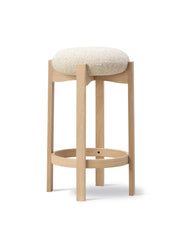 Pioneer Bar Stool, lacquered oak/zero 0001 von Fredericia Furniture