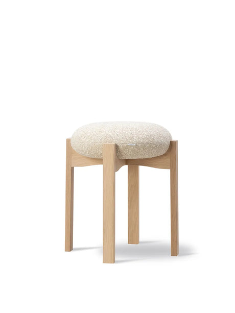 Pioneer Stool, lackiertes Eichenholz/zero 0001 von Fredericia Furniture - 1 - Jacobsen Plus