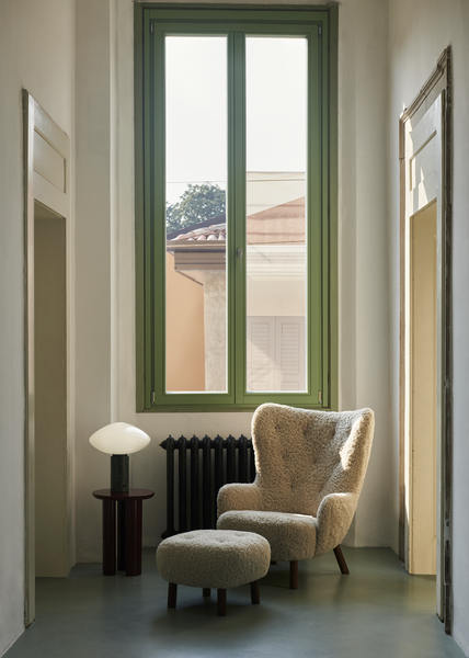Petra VB3 Sessel inkl. Hocker, Ecriture 0640 fra &Tradition - Walnuss - Jacobsen Plus