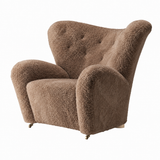 The Tired Man Lehnstuhl fra Audo Copenhagen - Natural Oak - Sheepskin Sahara - Jacobsen Plus